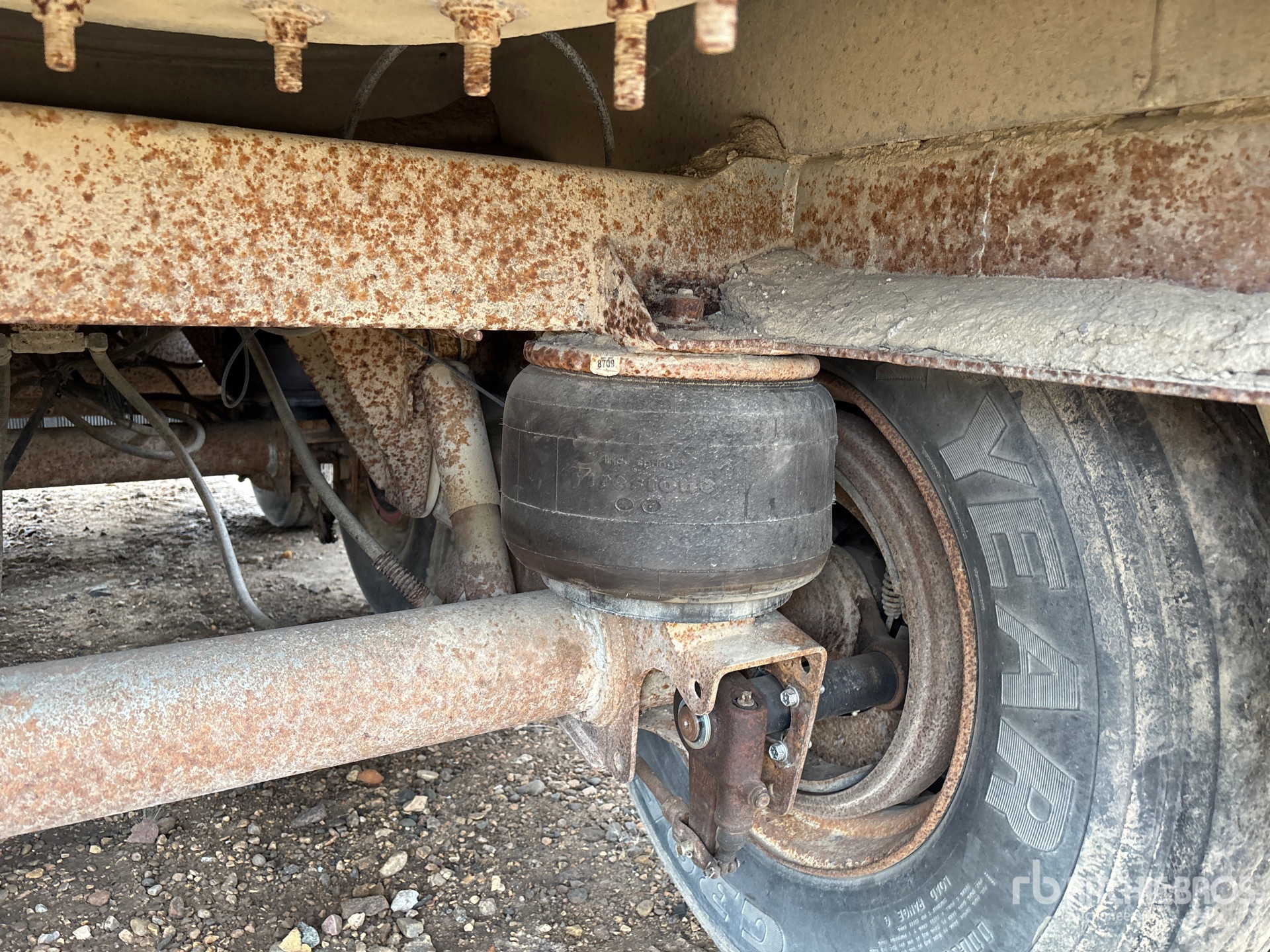2008 Hutchinson 38000 L Tri/A