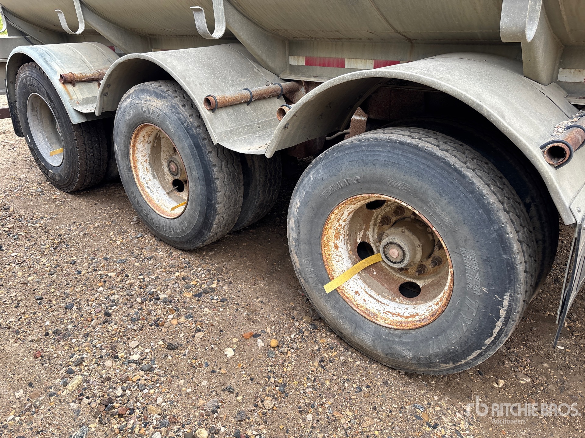 2008 Hutchinson 38000 L Tri/A