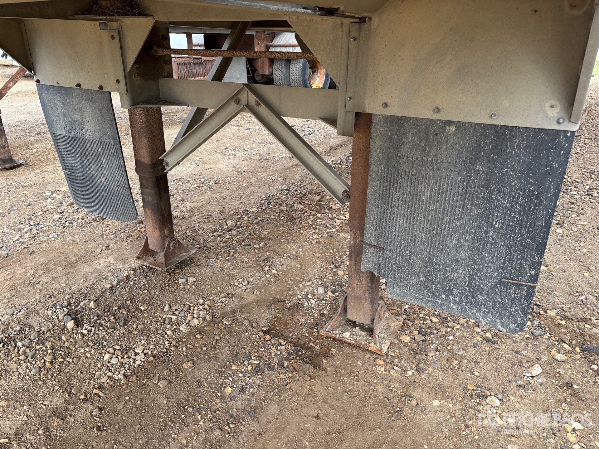 2008 Hutchinson 38000 L Tri/A