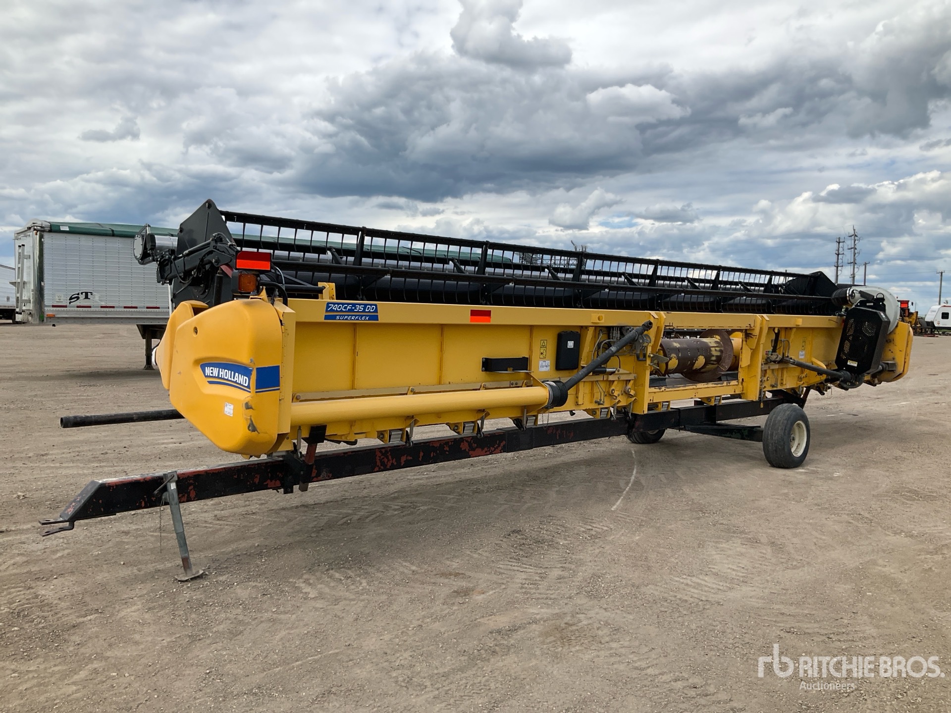 Photo of a 2014 New Holland 740CF-35 DD