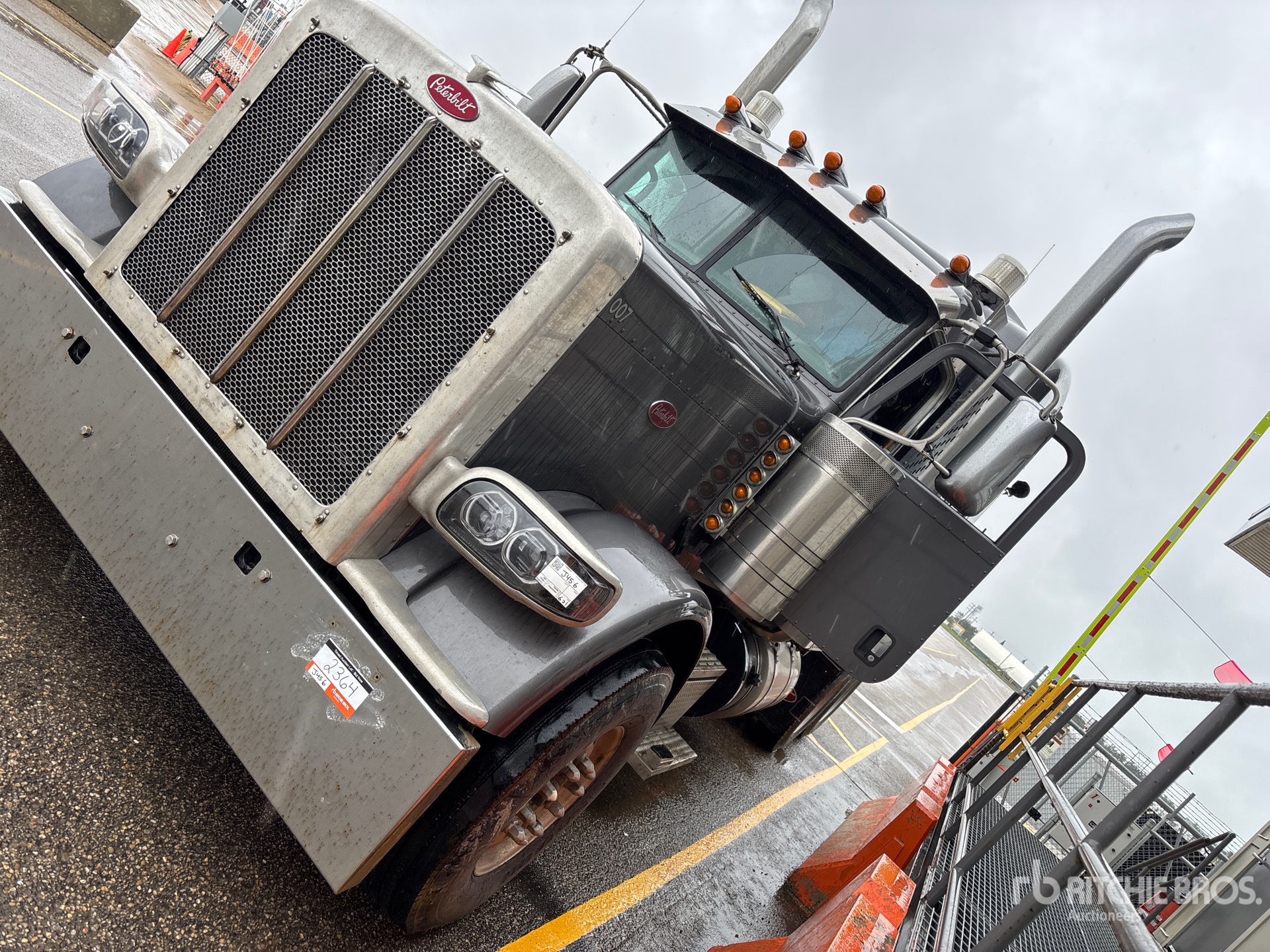 Photo of a 2019 Peterbilt 389