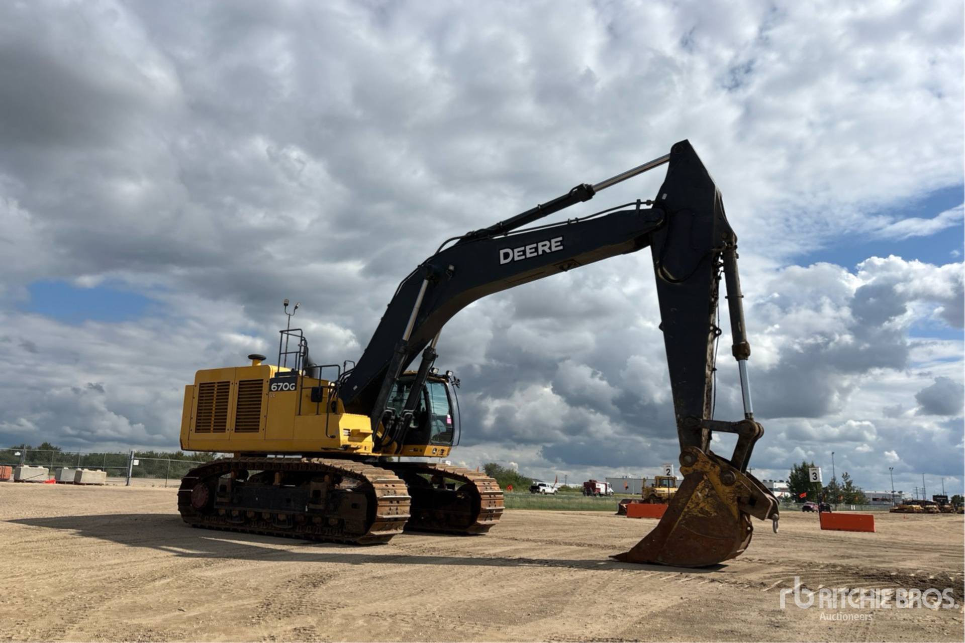 2015 John Deere 670G LC