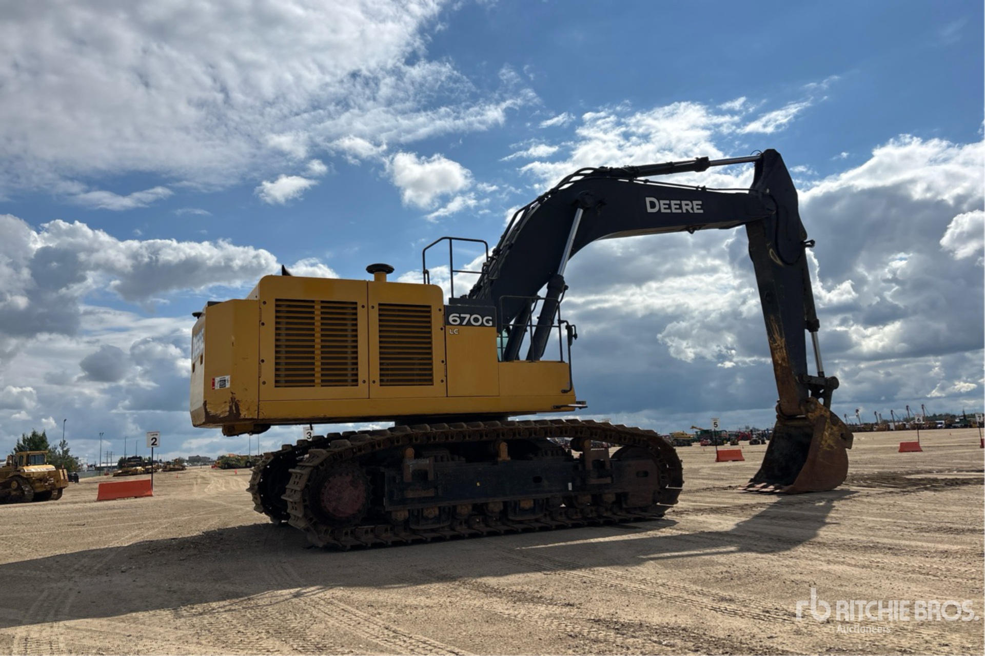 2015 John Deere 670G LC