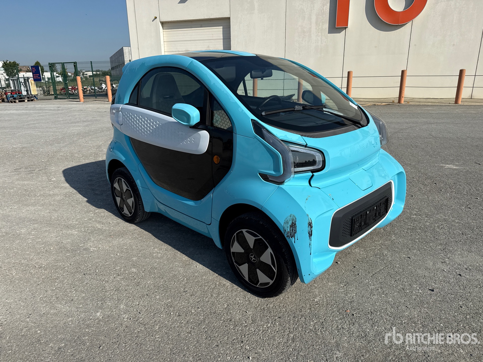 General Appearance with Picture, Right Front Corner
