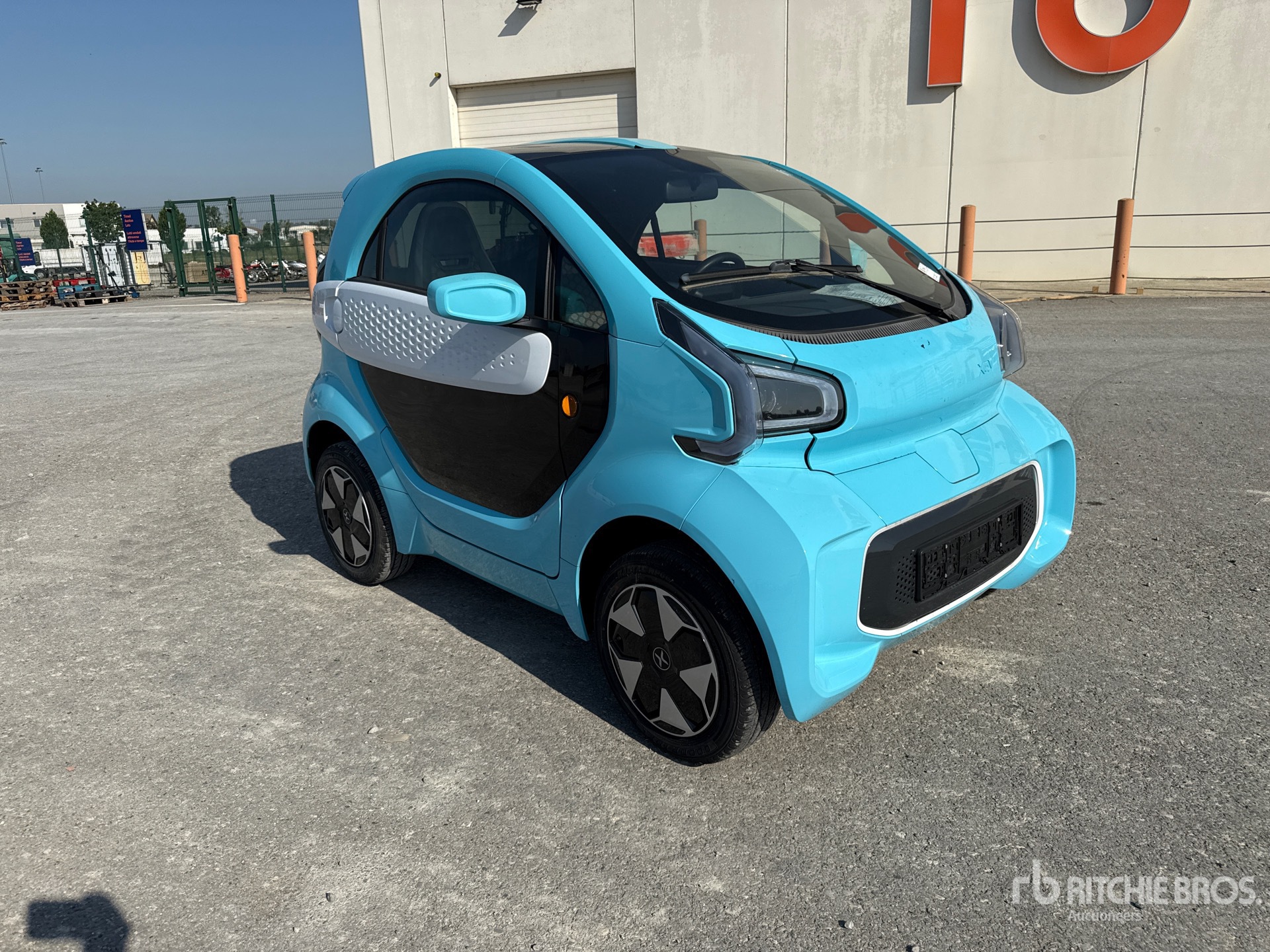 General Appearance with Picture, Right Front Corner
