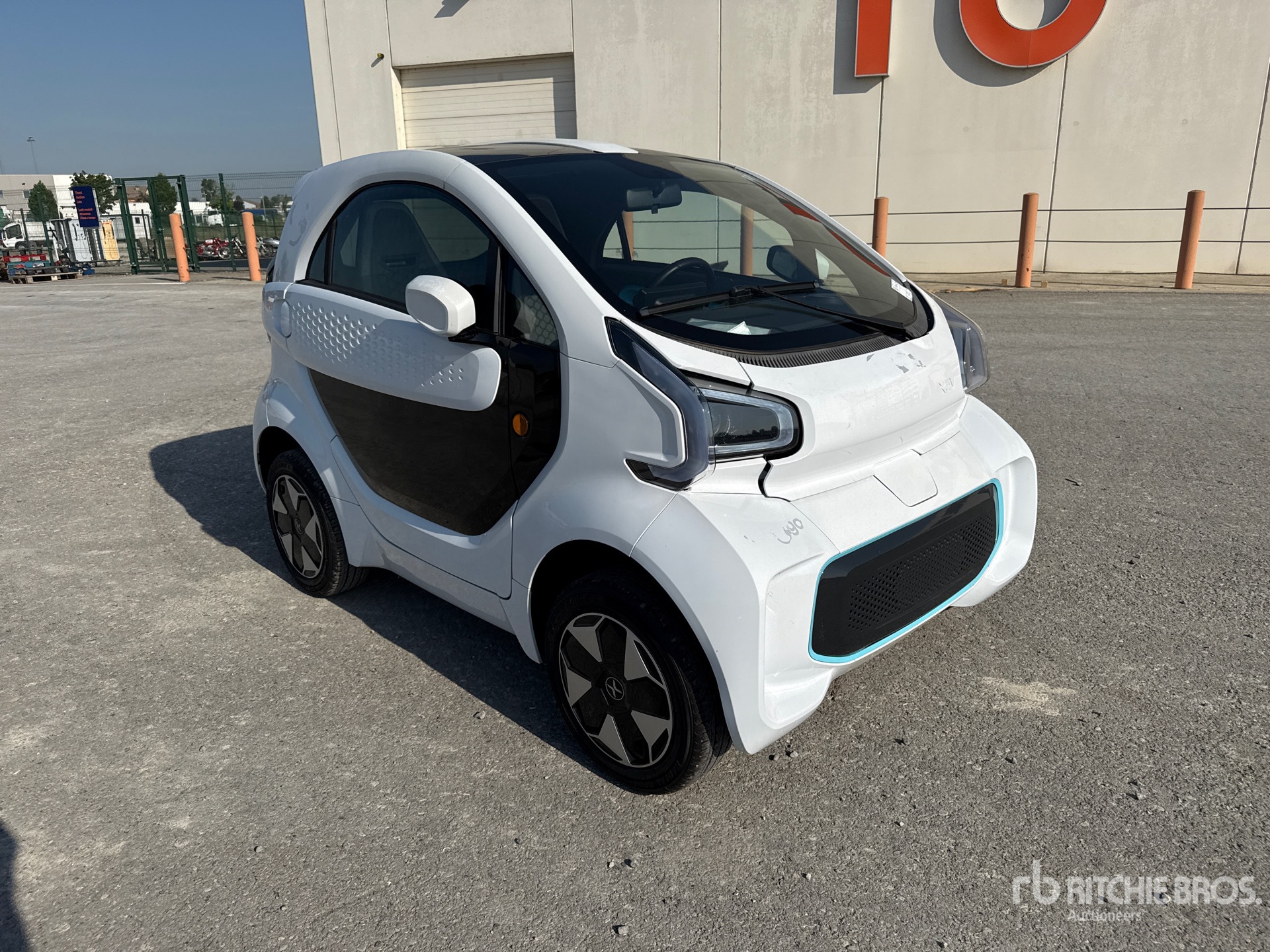 General Appearance with Picture, Right Front Corner