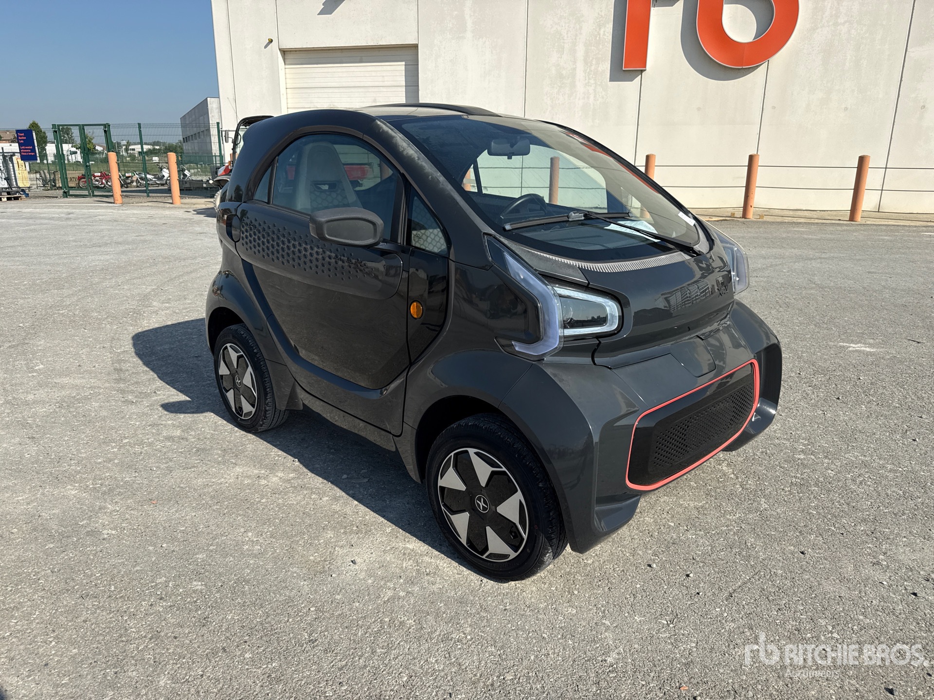 General Appearance with Picture, Right Front Corner