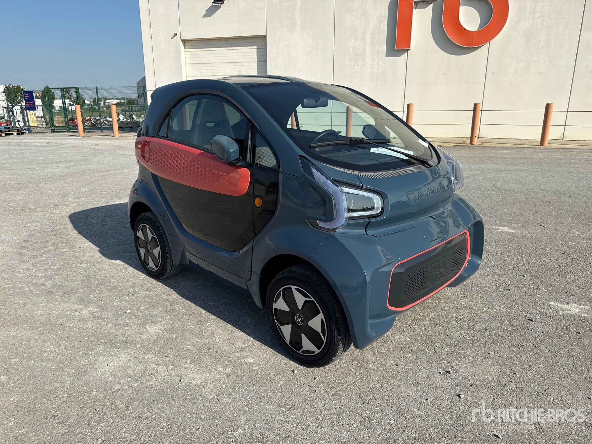 General Appearance with Picture, Right Front Corner