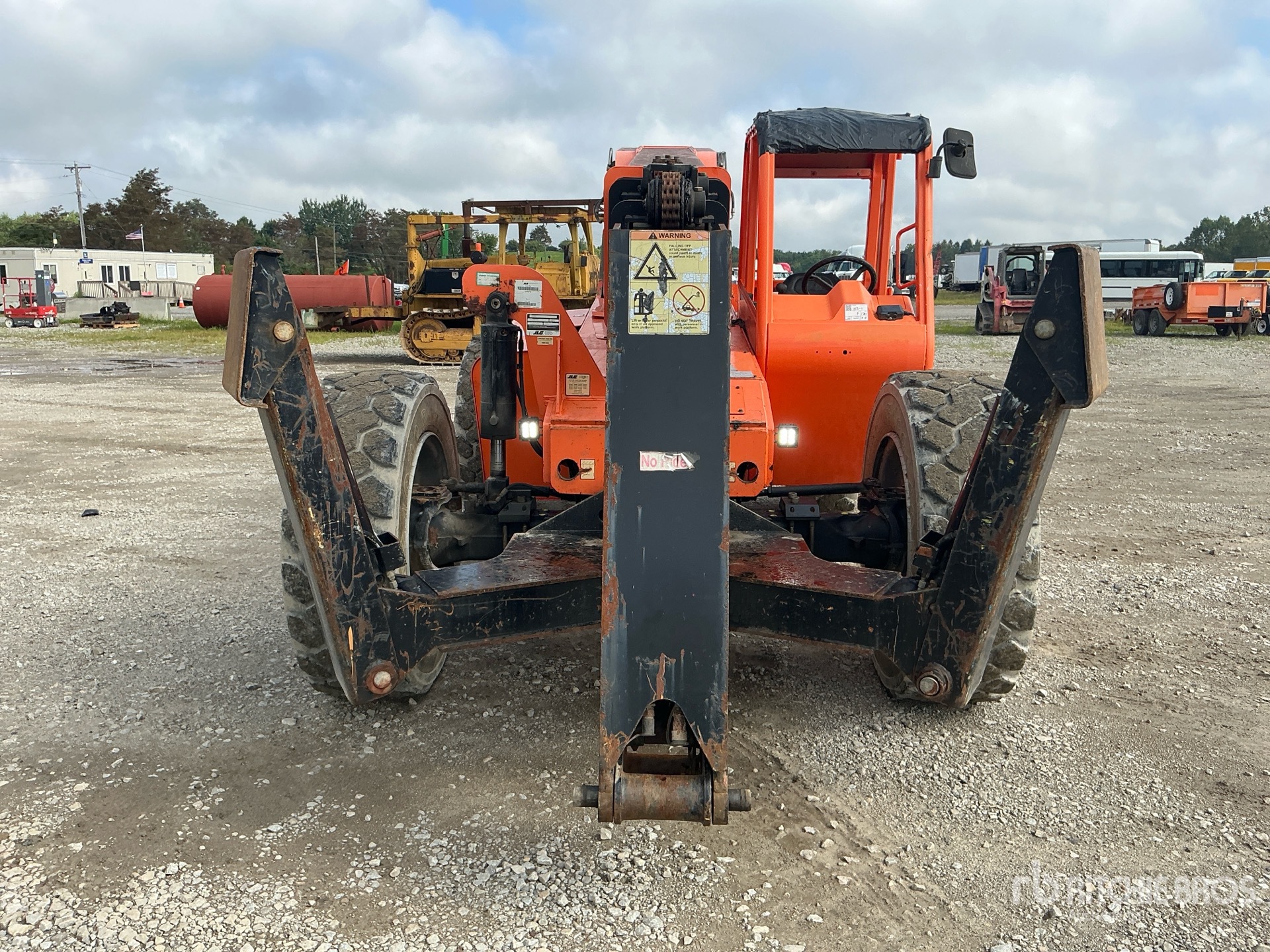 2017 JLG 10054