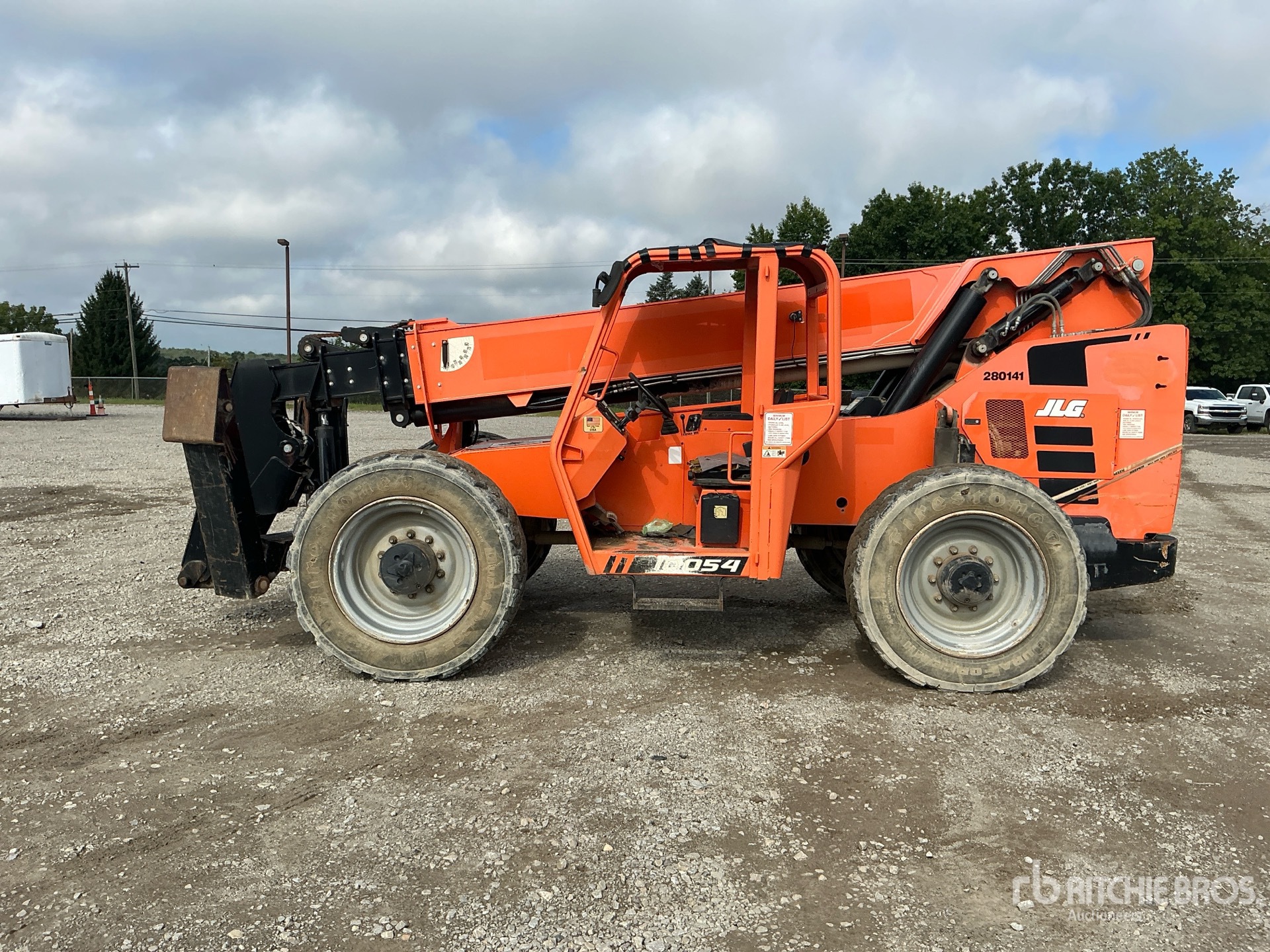2017 JLG 10054