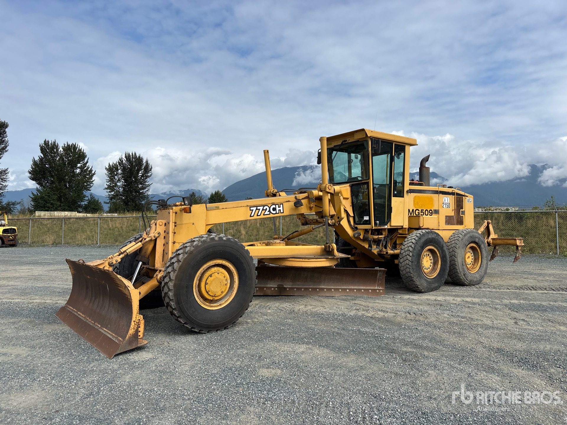 Photo of a 2001 John Deere 772CH