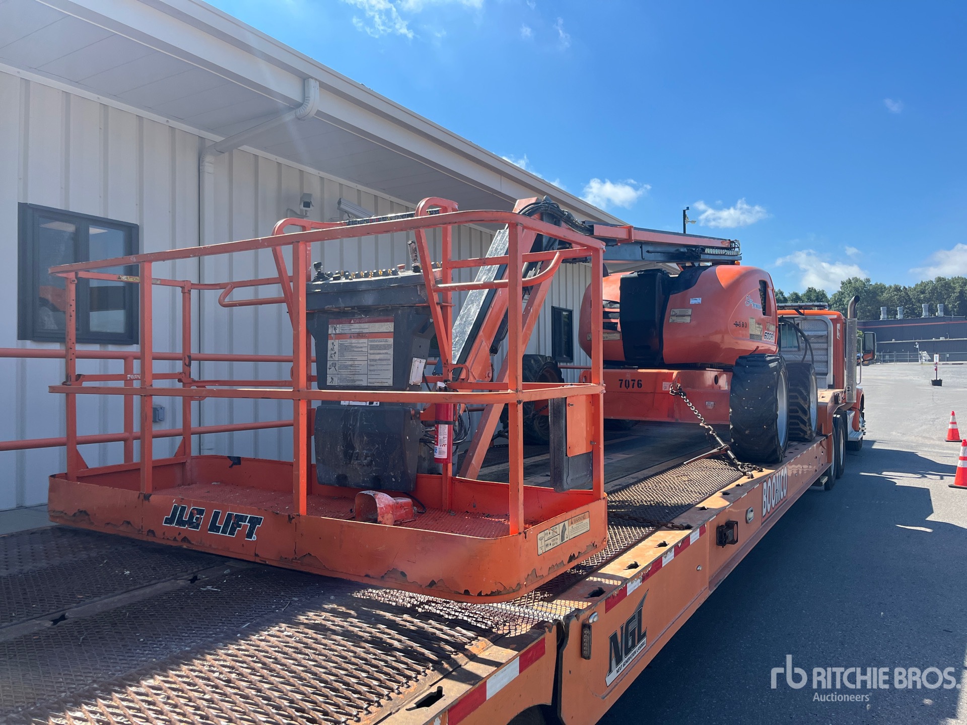 Photo of a 2016 JLG 600AJ