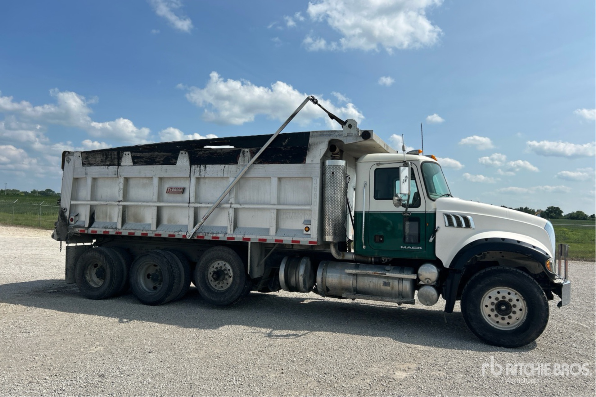 2010 Mack GU713