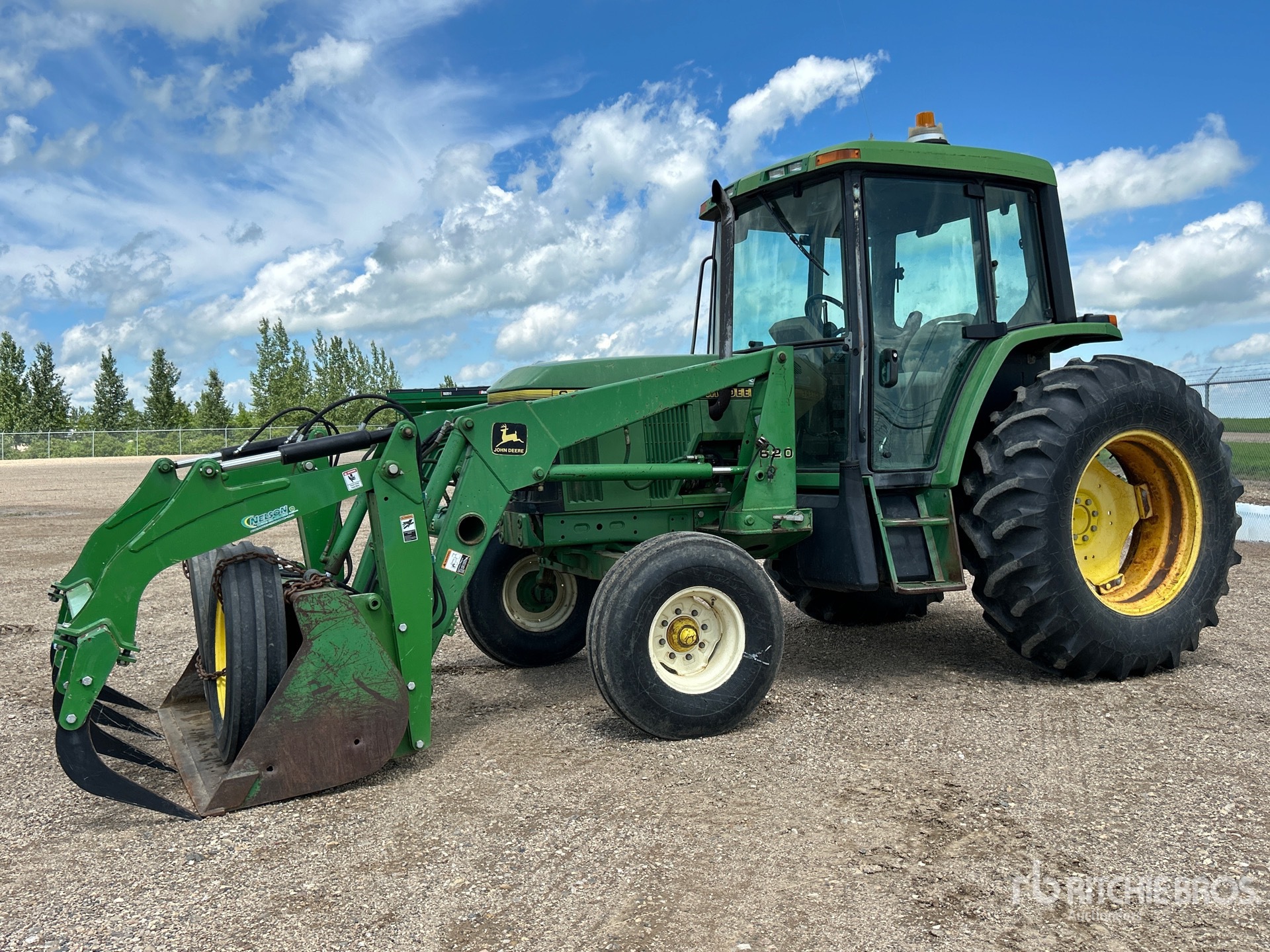 Photo of a 1995 John Deere 6400