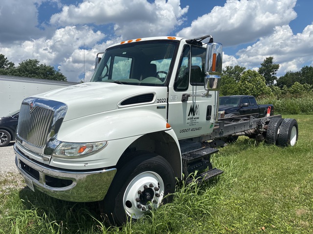 2011 International 4400 4x2 Cab and Chassis
