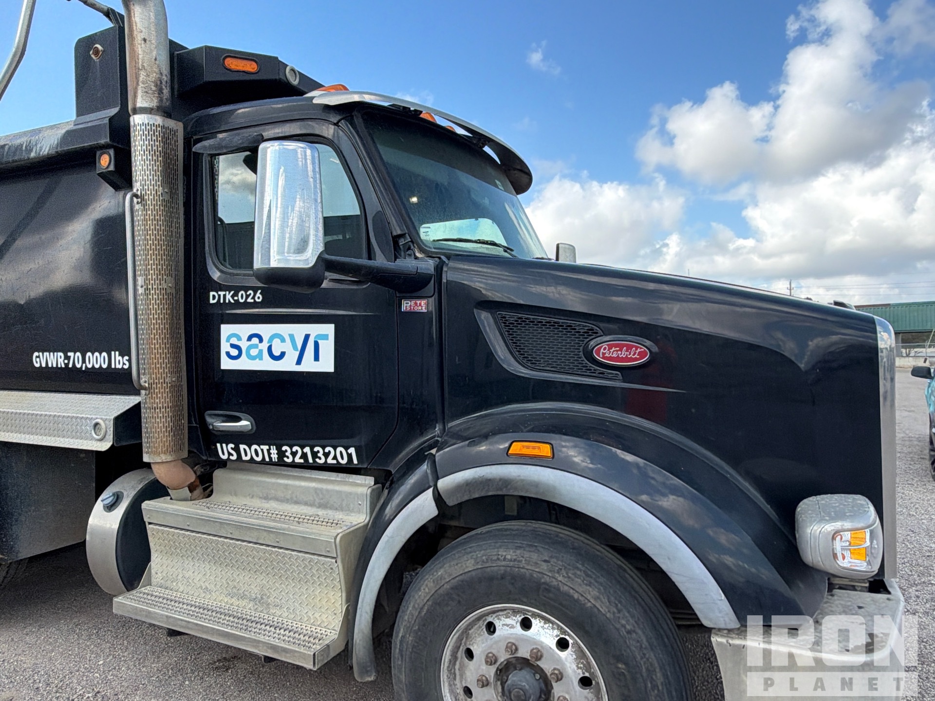 2023 Peterbilt 567