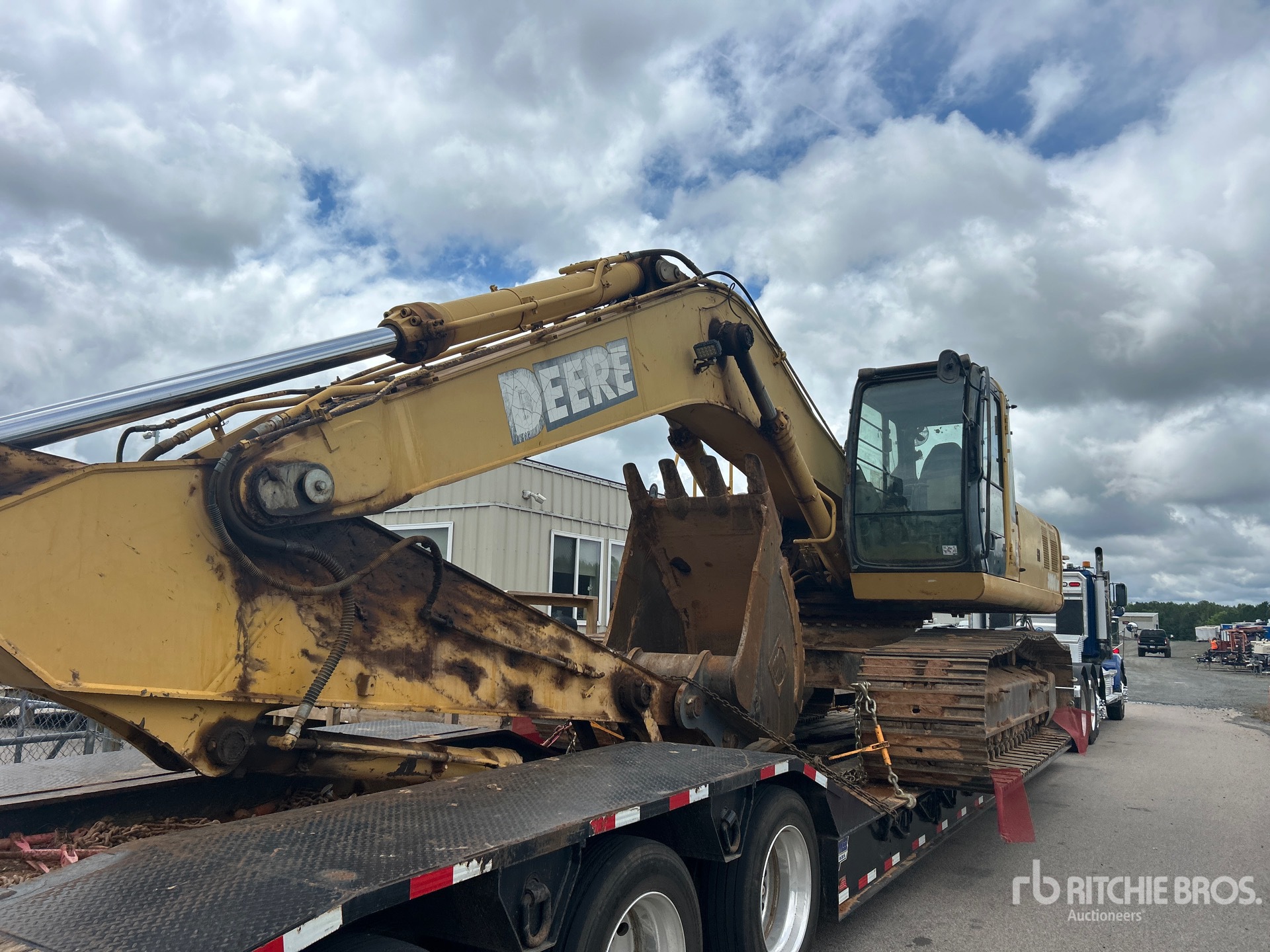 Photo of a 2005 John Deere 330C LC