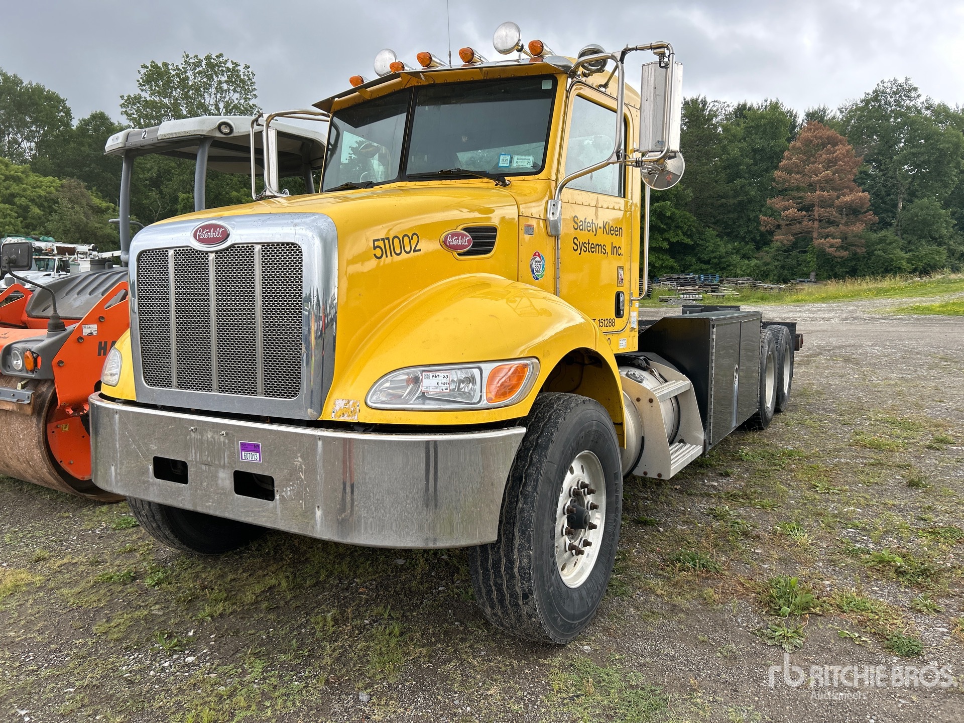 Photo of a 2012 Peterbilt 348