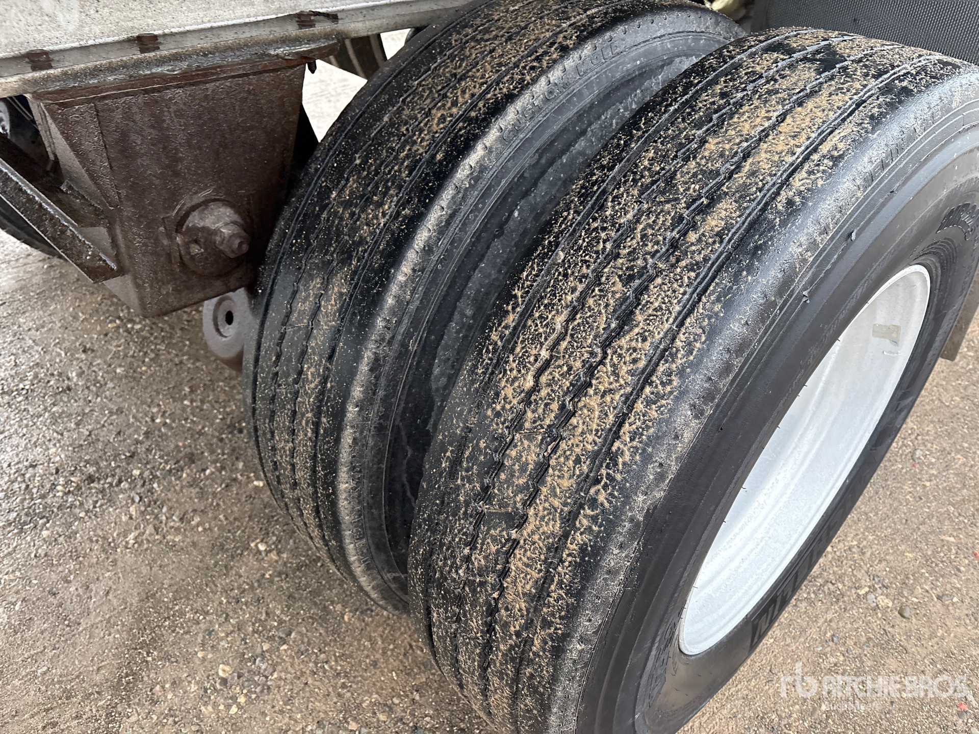 2005 Benson 48 ft T/A Spread Axle