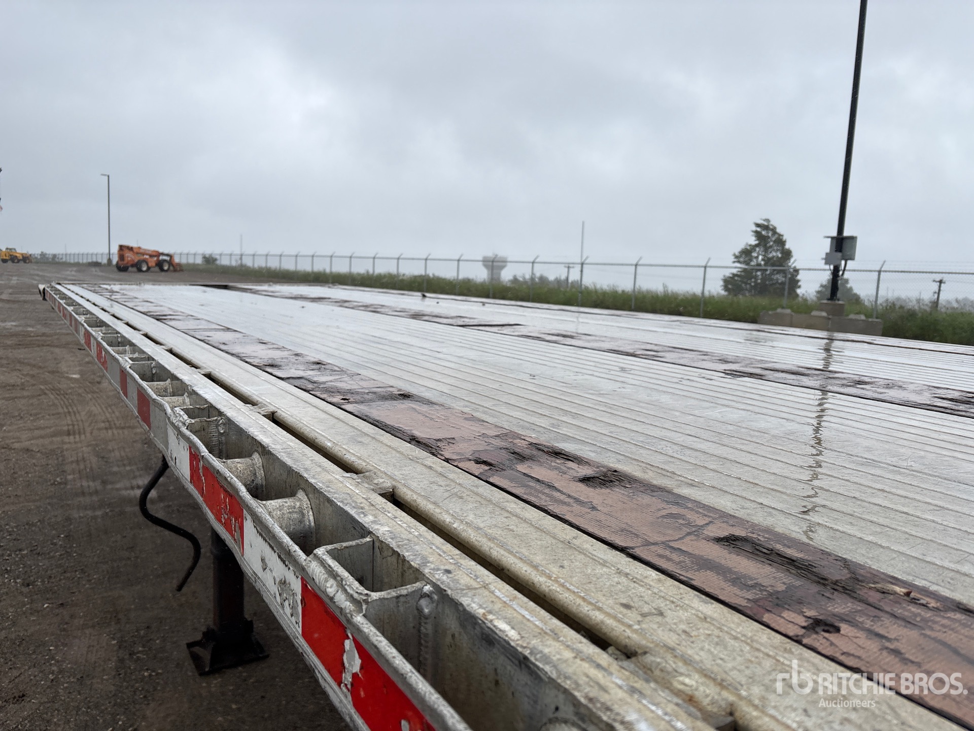 2005 Benson 48 ft T/A Spread Axle