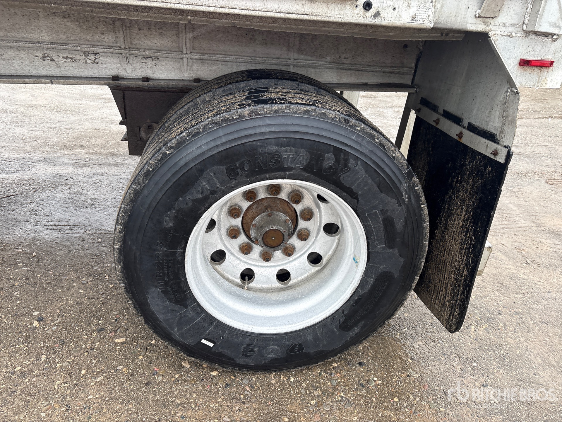 2005 Benson 48 ft T/A Spread Axle