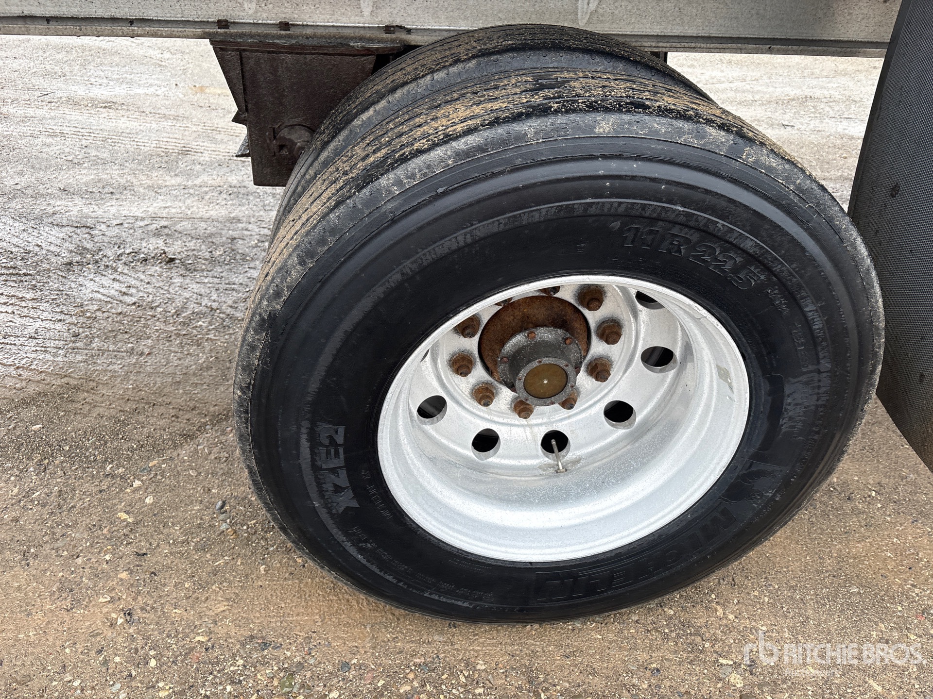 2005 Benson 48 ft T/A Spread Axle