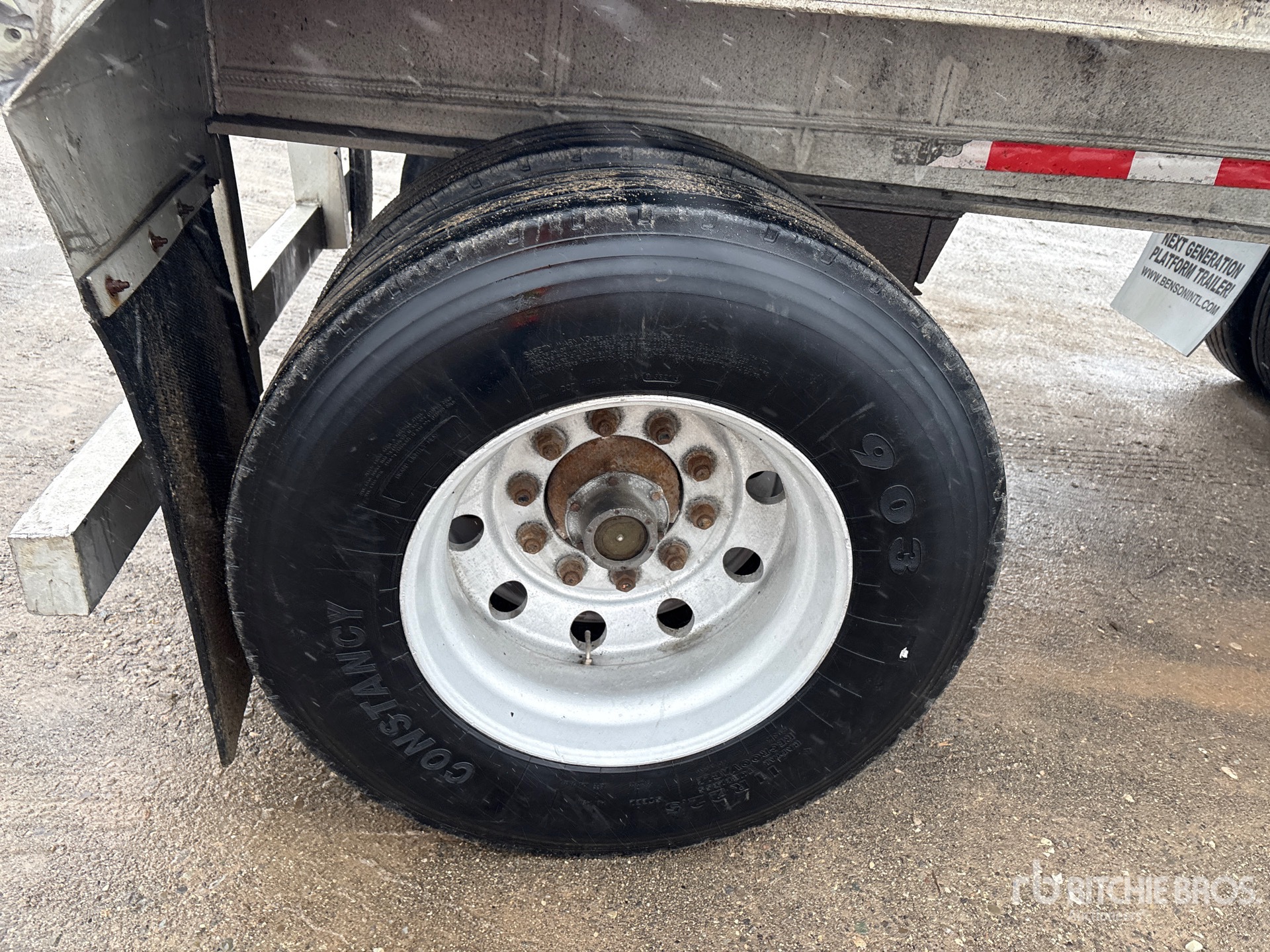 2005 Benson 48 ft T/A Spread Axle
