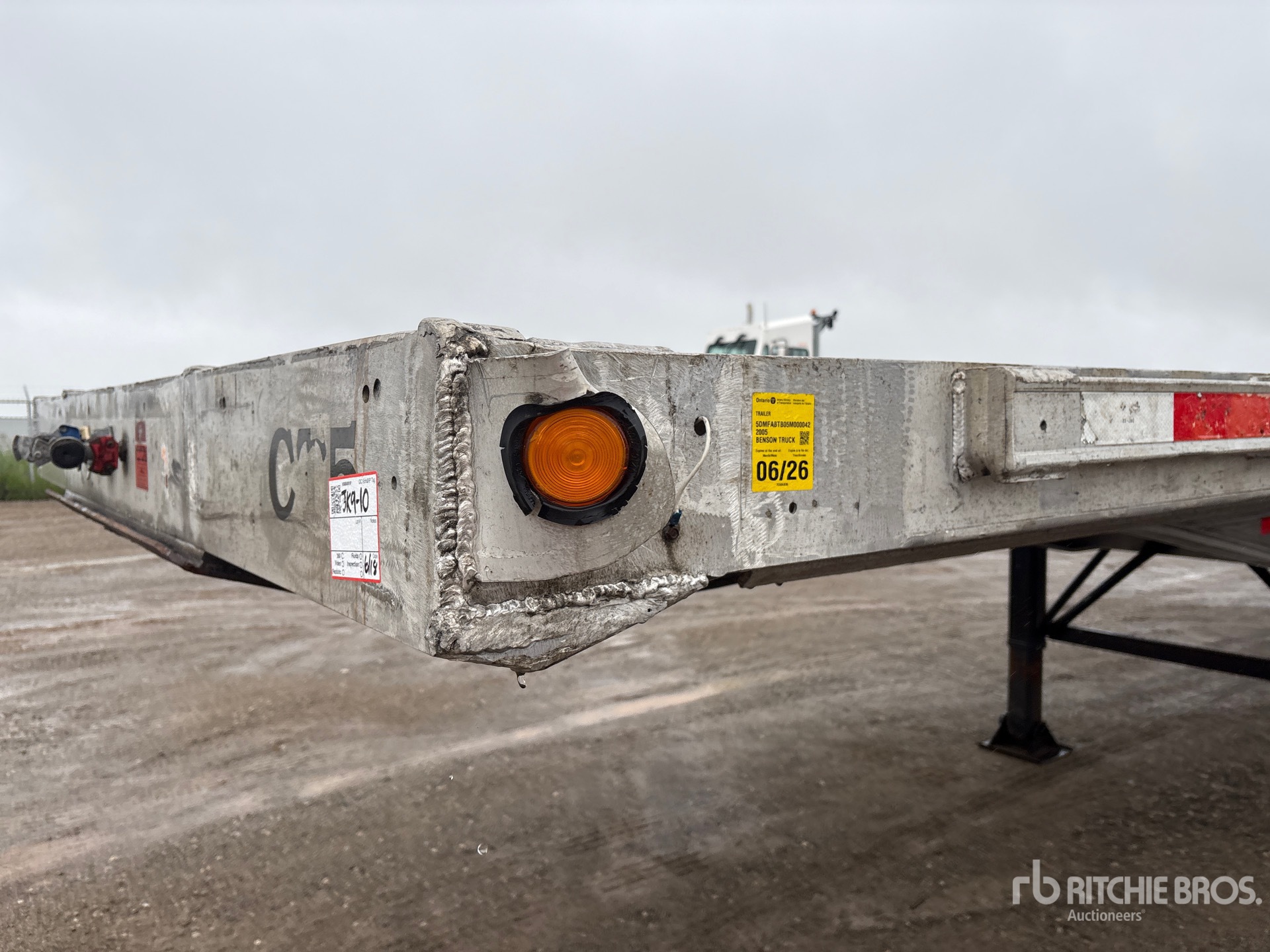 2005 Benson 48 ft T/A Spread Axle