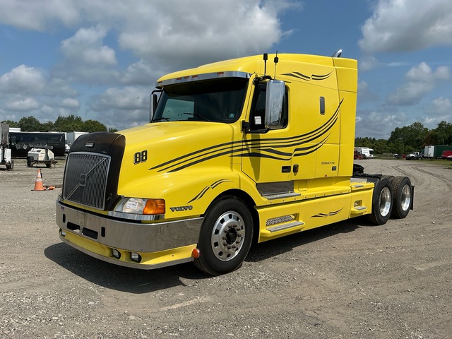 2000 Volvo VNL 6x4 T/A Sleeper Truck Tractor