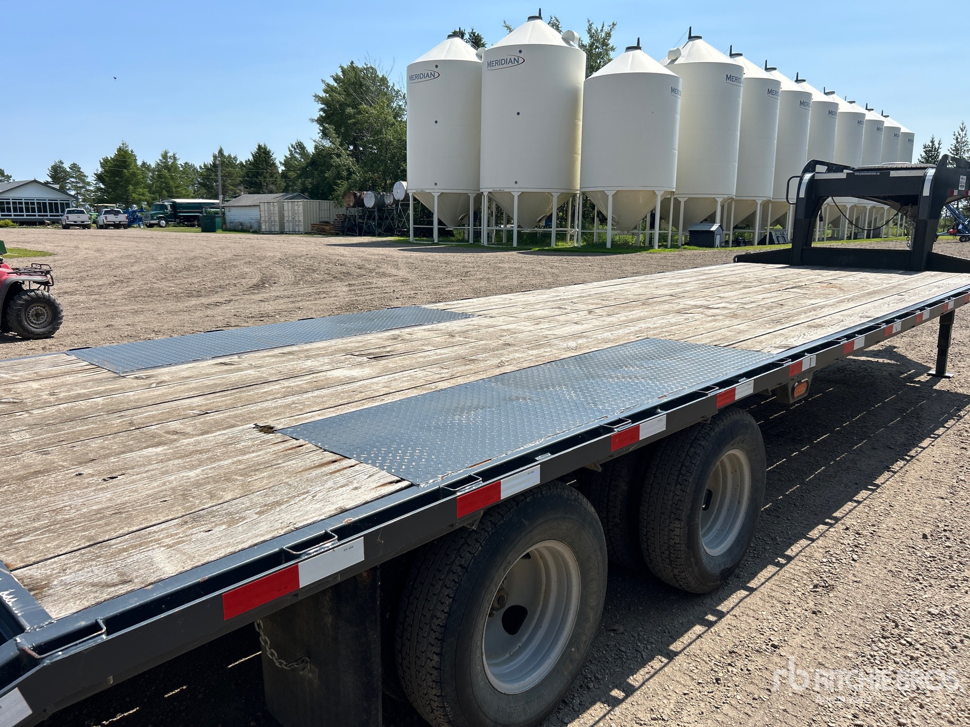 2010 Precision 30 ft T/A Gooseneck