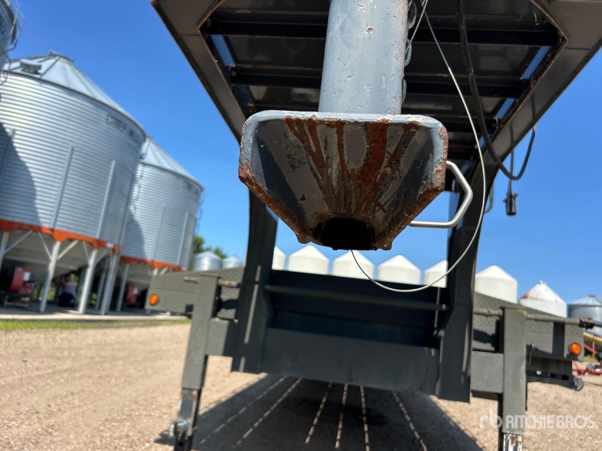2010 Precision 30 ft T/A Gooseneck