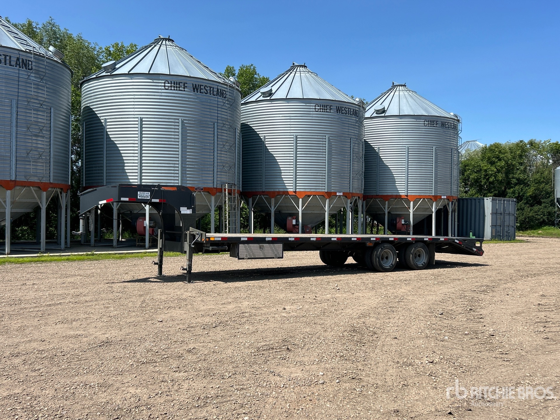 2010 Precision 30 ft T/A Gooseneck