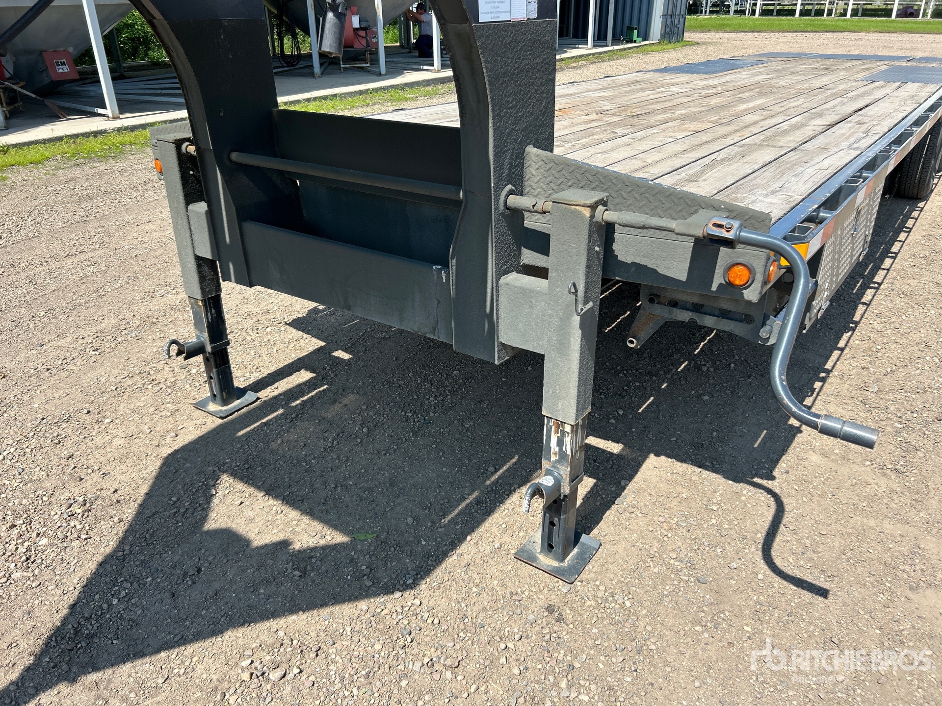2010 Precision 30 ft T/A Gooseneck