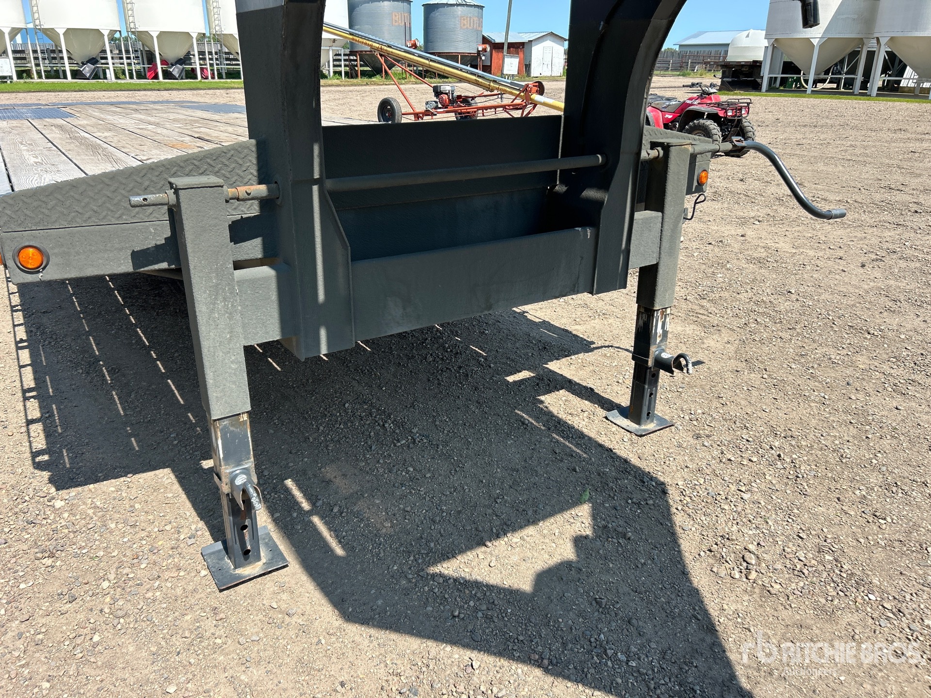 2010 Precision 30 ft T/A Gooseneck