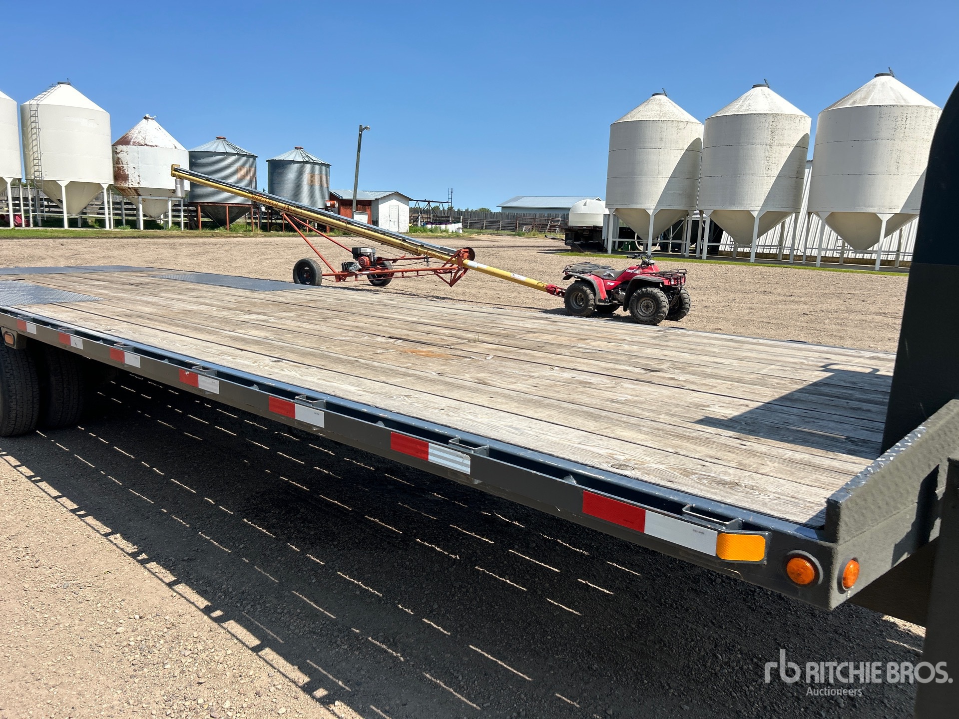 2010 Precision 30 ft T/A Gooseneck