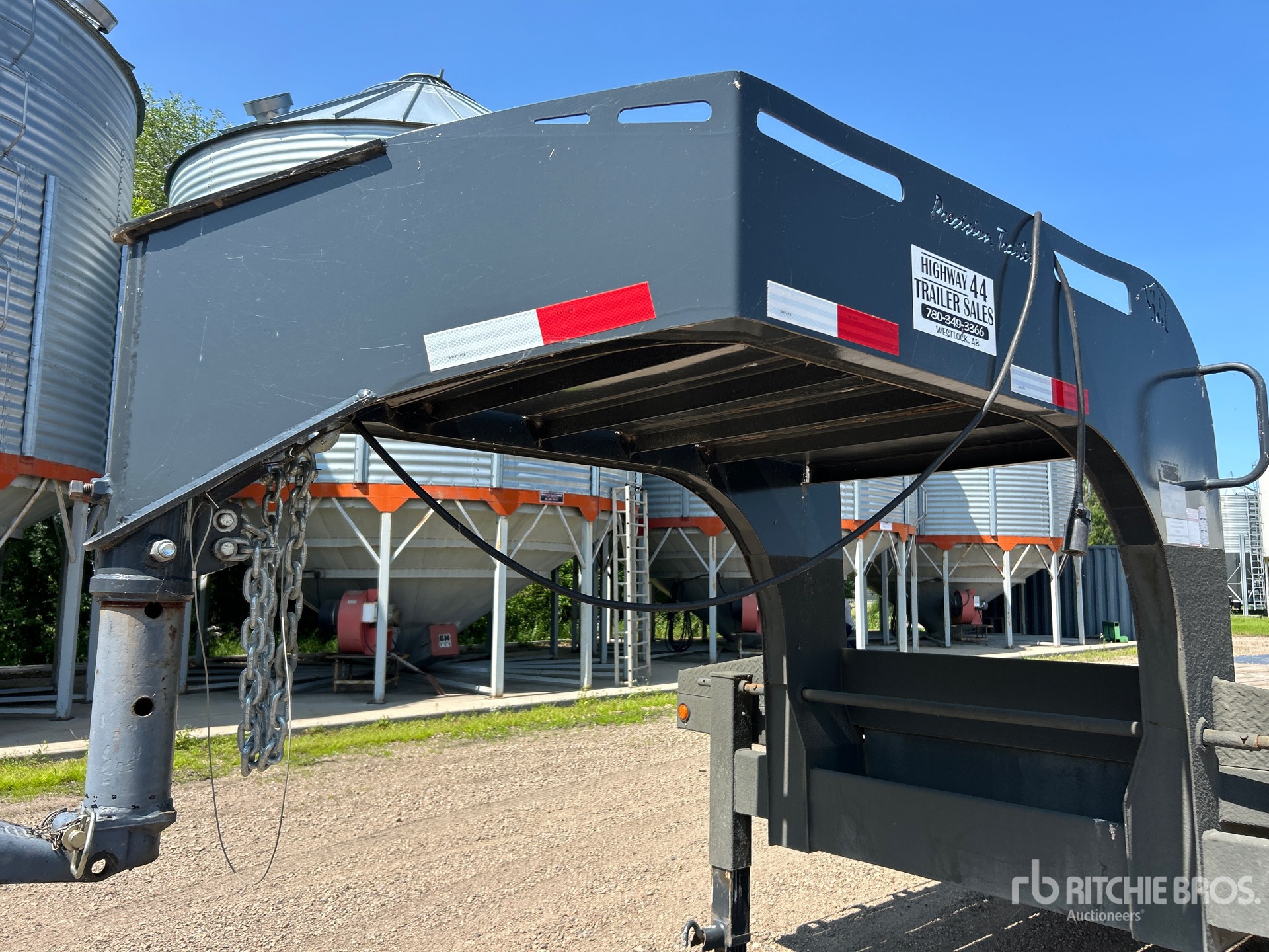 2010 Precision 30 ft T/A Gooseneck