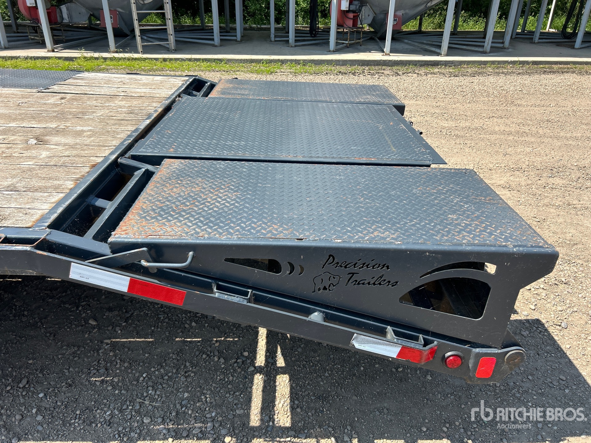 2010 Precision 30 ft T/A Gooseneck