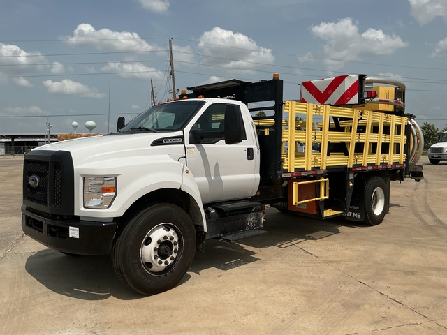 2019 Ford F-750 XL 4x2 Attenuator Truck