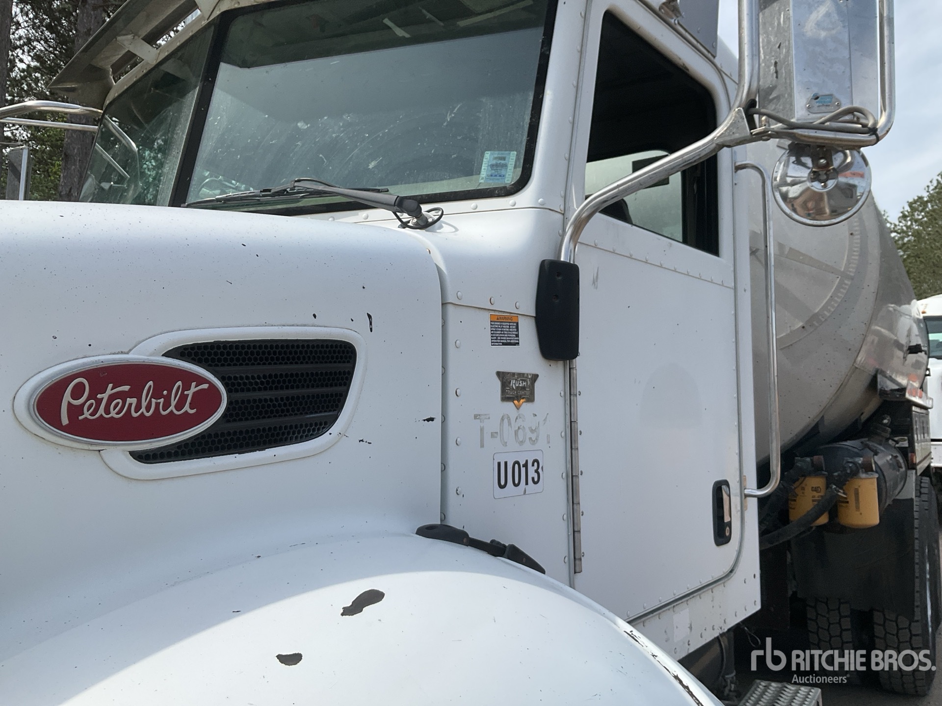 Photo of a 2007 Peterbilt 340