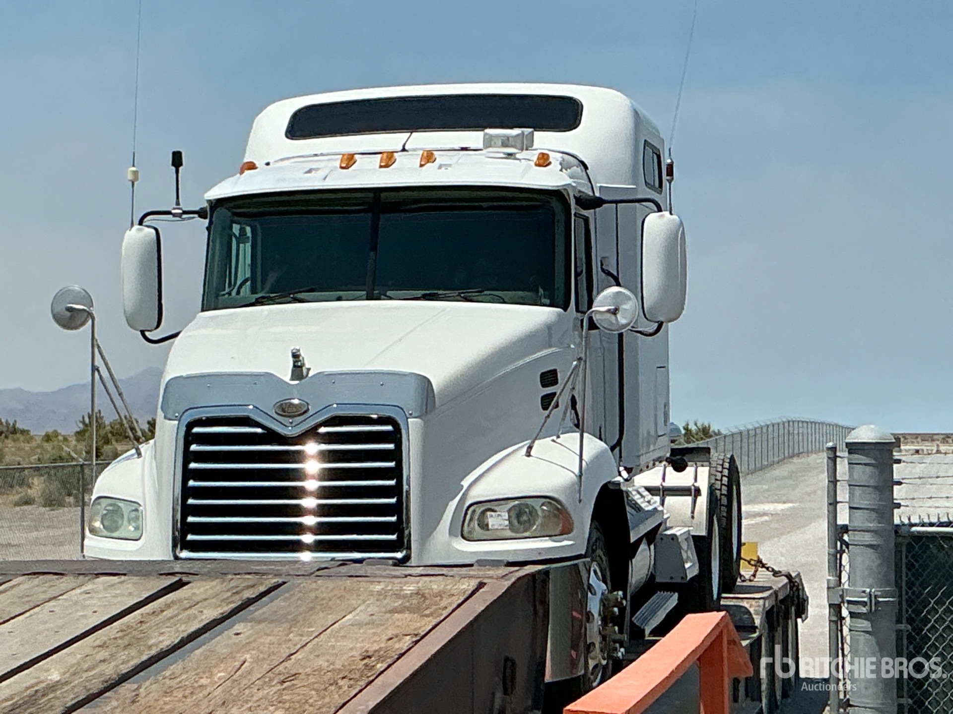 Photo of a 2001 Mack CX613