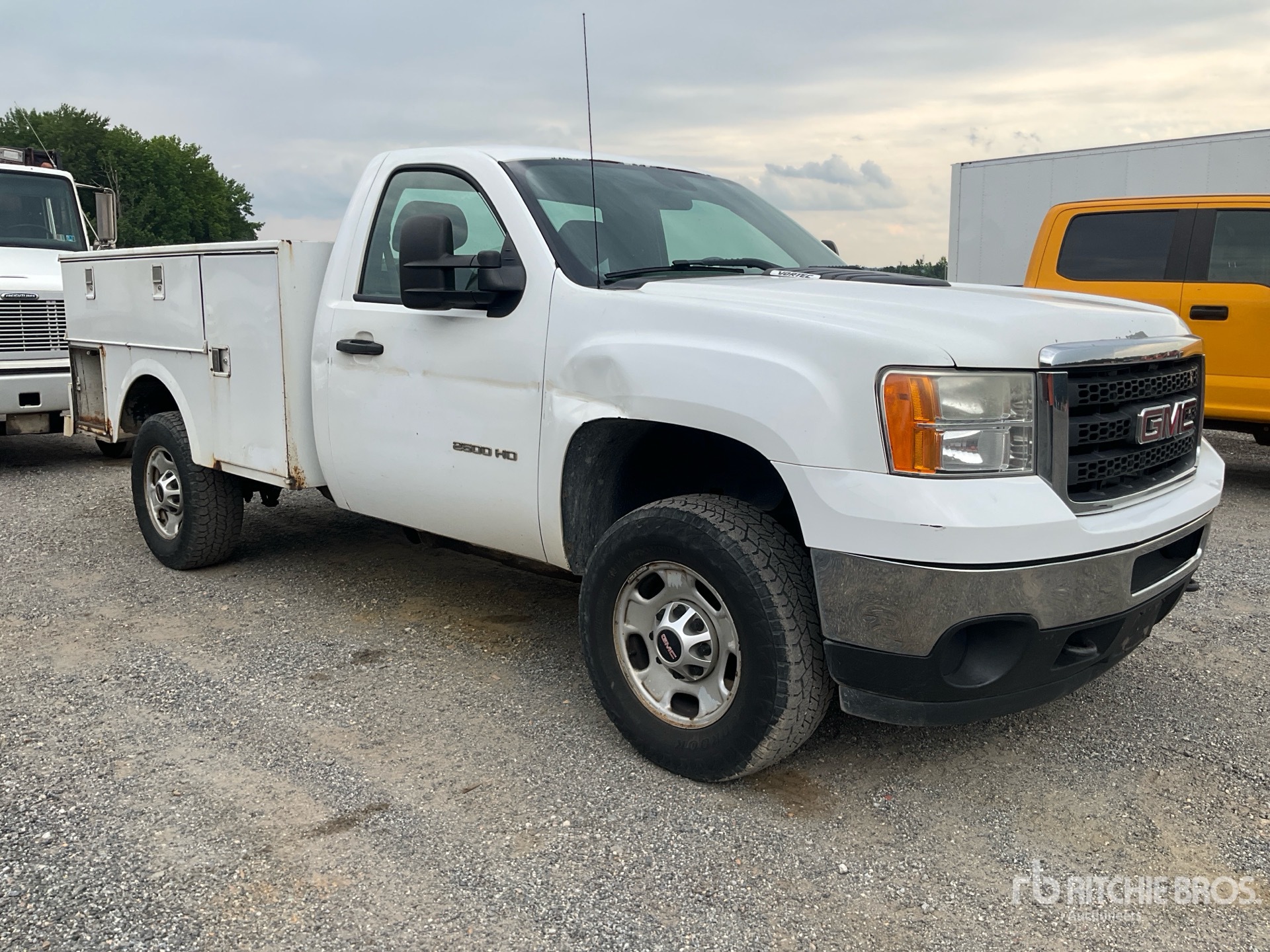 General Appearance with Picture, Right Front Corner