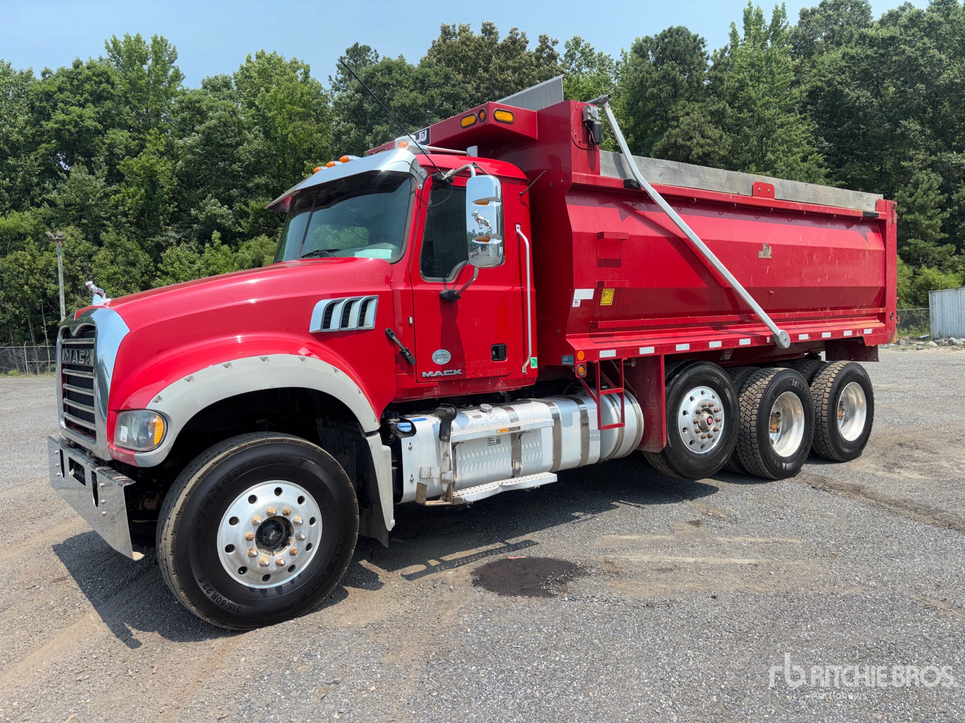 Photo of a 2016 Mack GU713