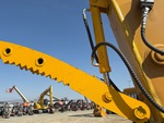 Hydraulics with Thumb Cylinder