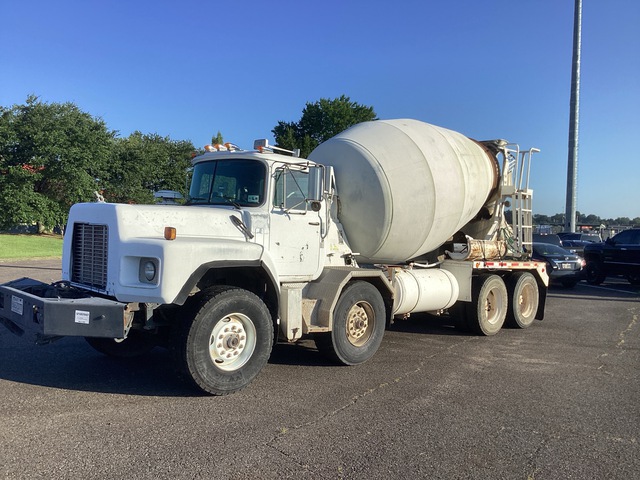 2001 Mack RB688S 8x4 Twin-Steer Mixer Truck