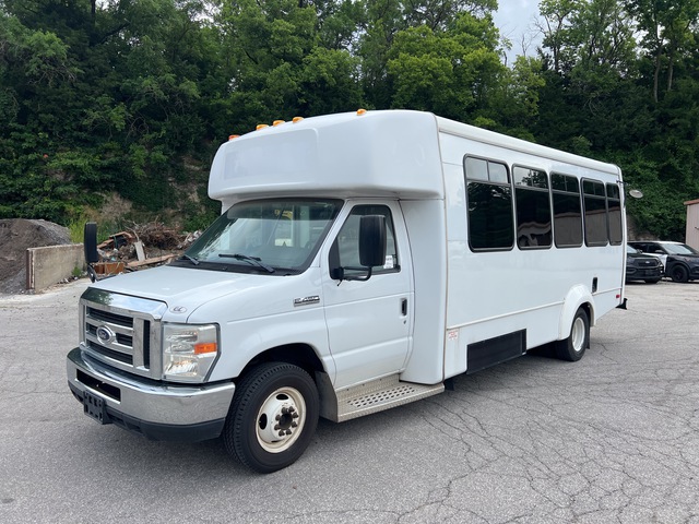 2016 Ford E-450 Super Duty 4x2 20-Seat Transit Bus