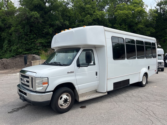 2016 Ford E-450 Super Duty 4x2 20-Seat Transit Bus
