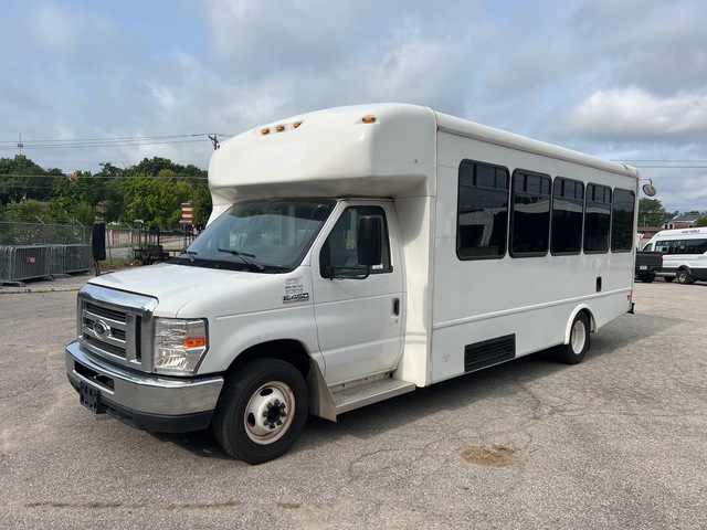 2017 Ford E-450 Super Duty 4x2 18-Seat Transit Bus