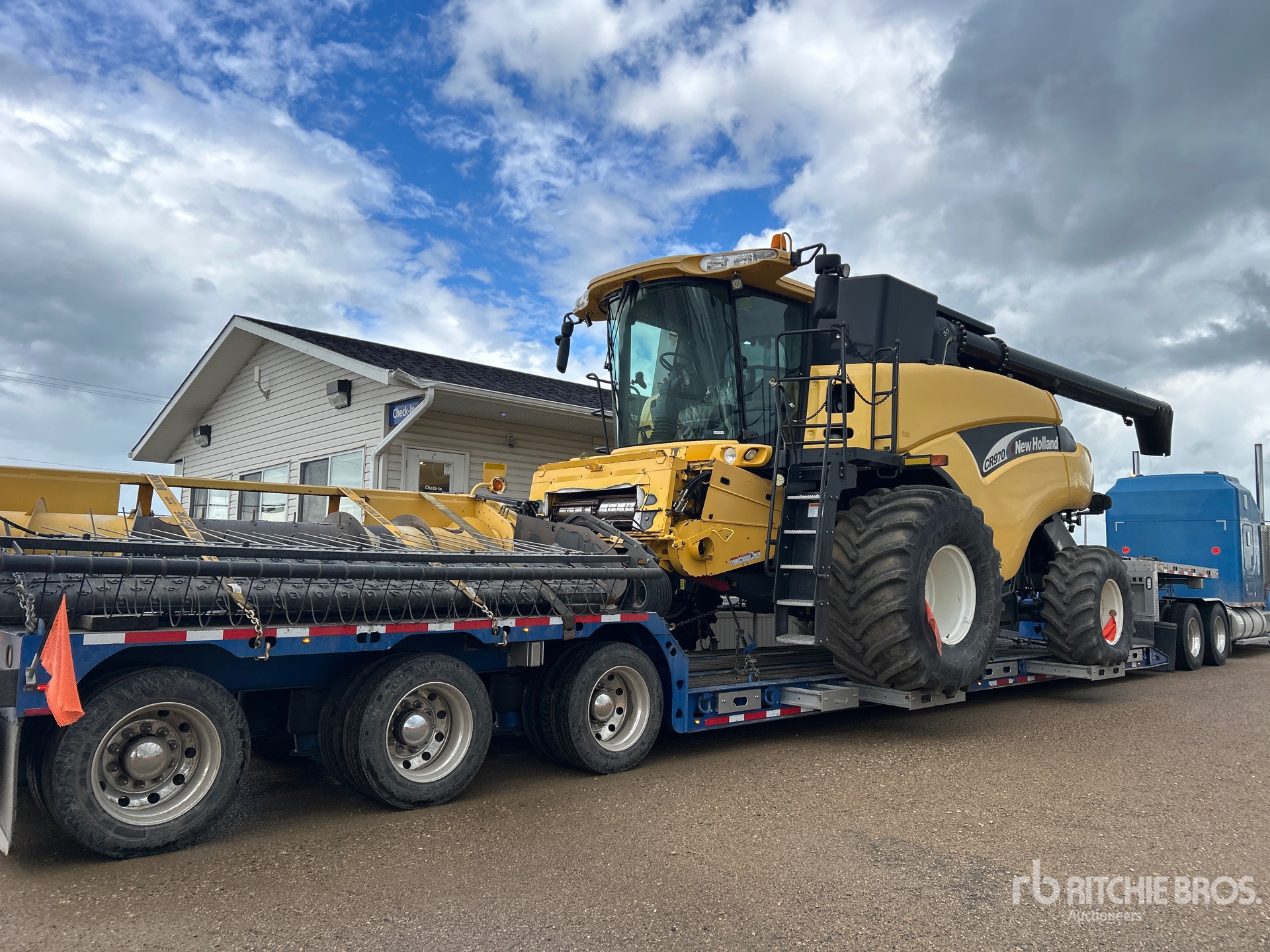 Photo of a 2005 New Holland CR970