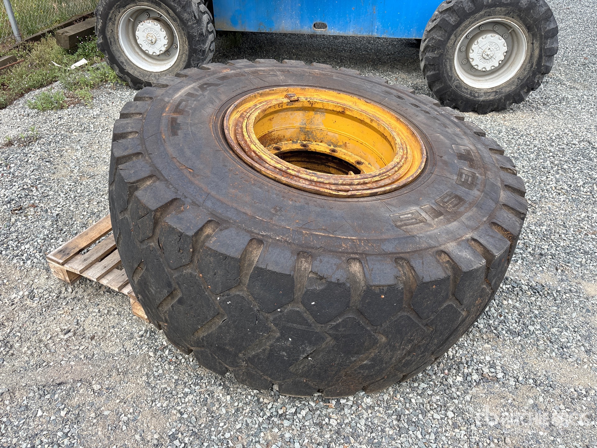 General Appearance with Picture, Left Front Corner