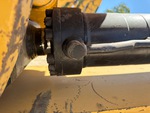 Hydraulics with Thumb Cylinder